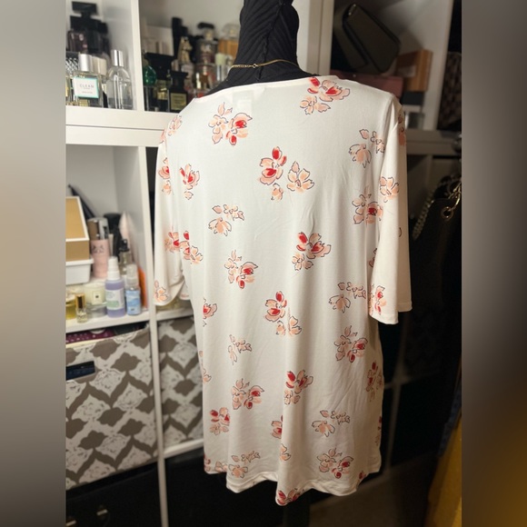 Liz Claiborne Key Hole Neck Elbow Sleeve Blouse w/ Light Floral Print - Picture 4 of 8